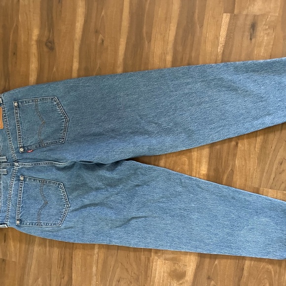 medium wash levi jeans size 32 - Picture 5 of 5